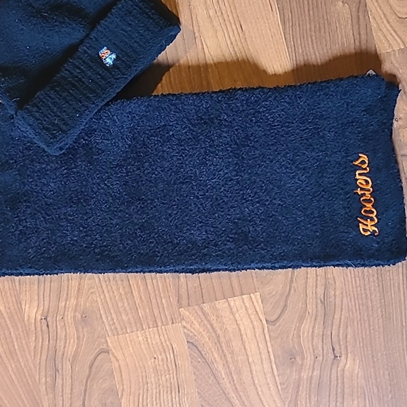 Hooters black unisex scarf and beanie set - Picture 5 of 14